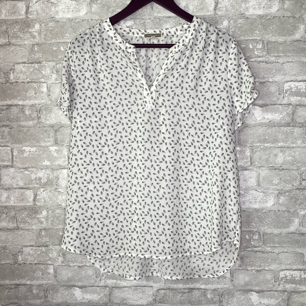 EUC! Pleione leaf print v neck roll tab blouse